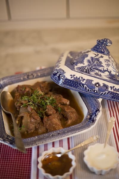 Bild på Lammcurry dopiaza med chutney och yoghurt.