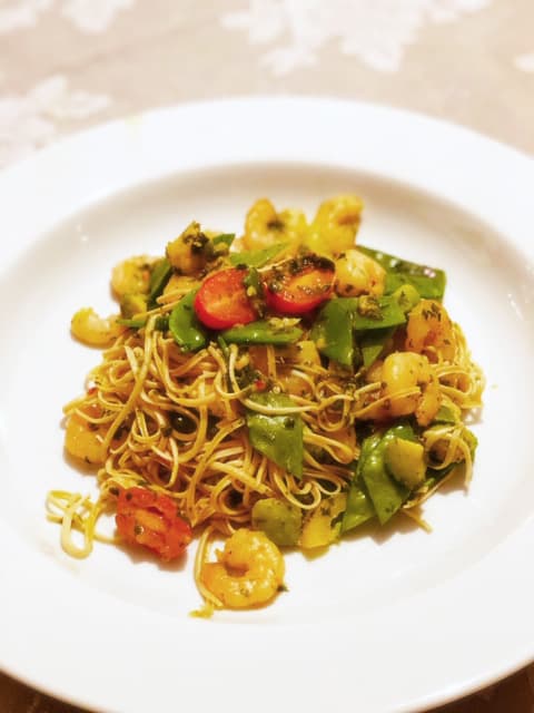 Heta räkor med bönpasta och grönsaker