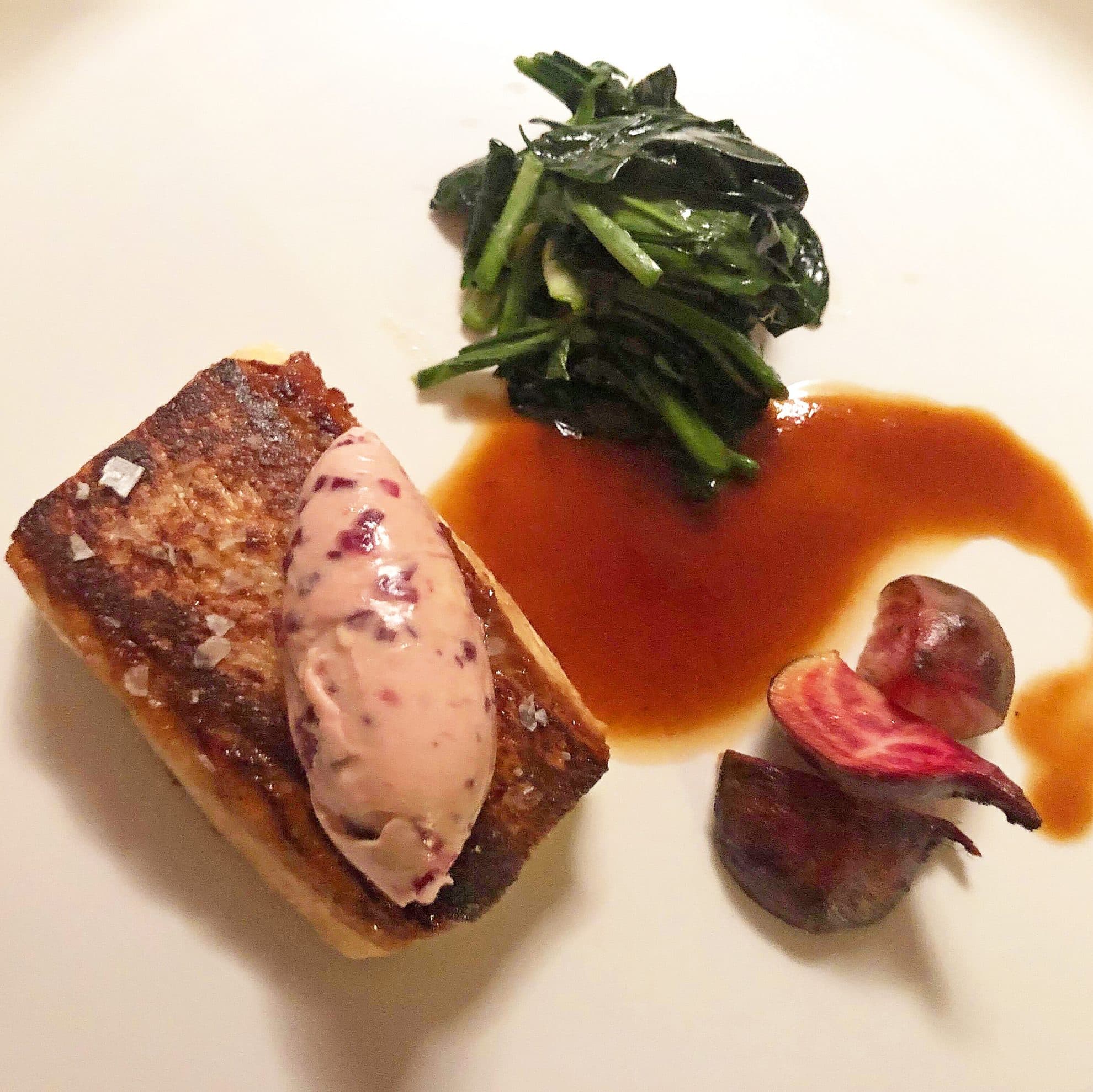 Halstrad hälleflundra med rödvinsmör och ramslökstekt spenat