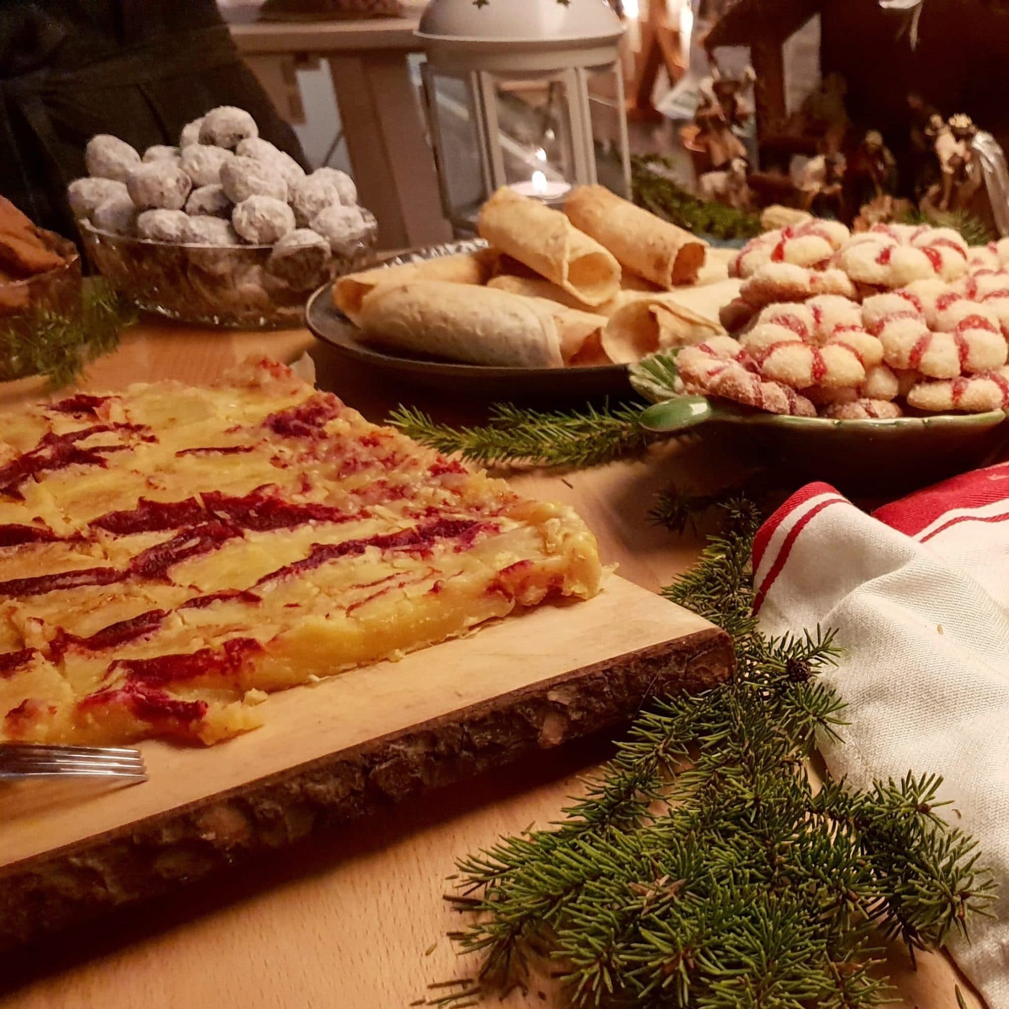 Vegansk saffranskladdkaka med pomerans och lingonswirl