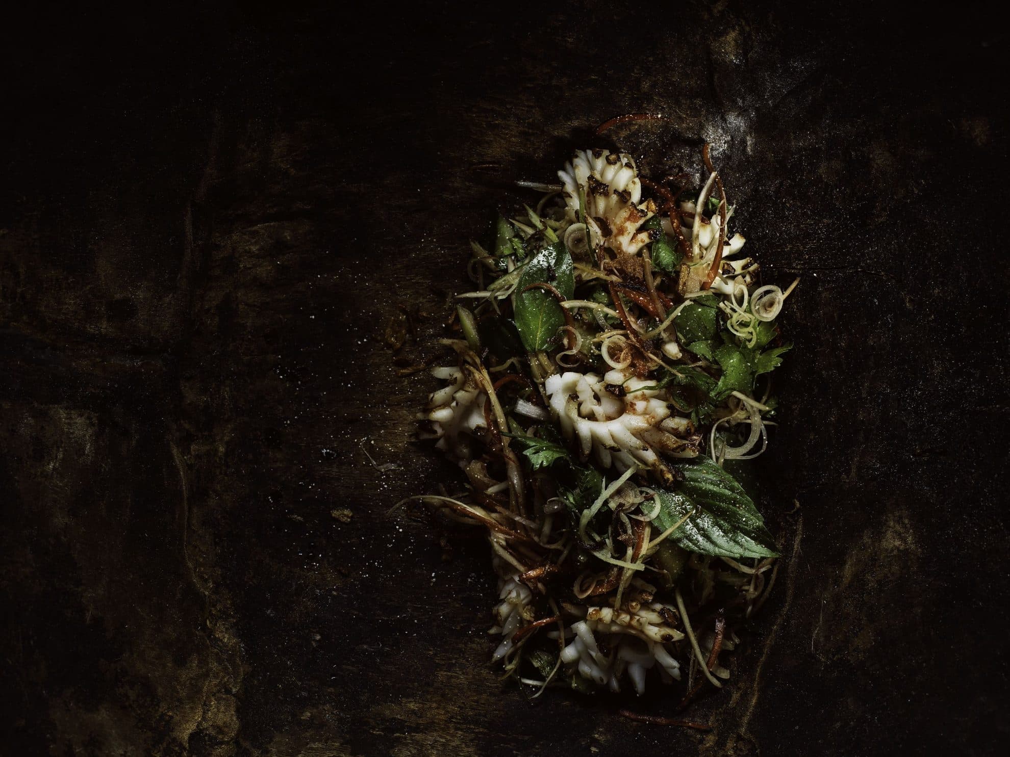 Bild på FARANGS GRILLADE BLÄCKFISK MED SALLAD PÅ FÄRSK BANANBLOMMA OCH HET SYRLIG CHILIDRESSING