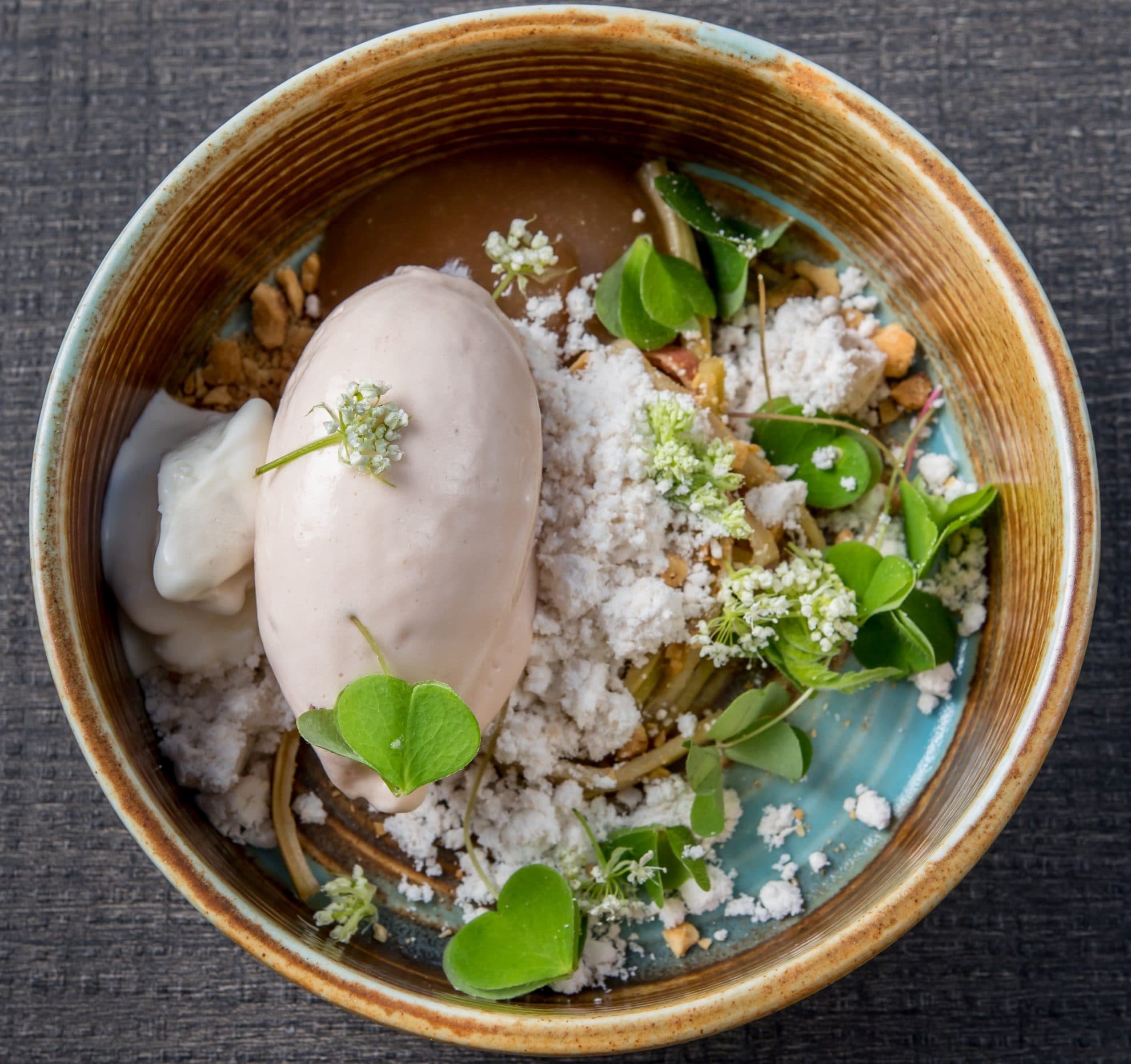 Rabarbersorbet smaksatt med yoghurt