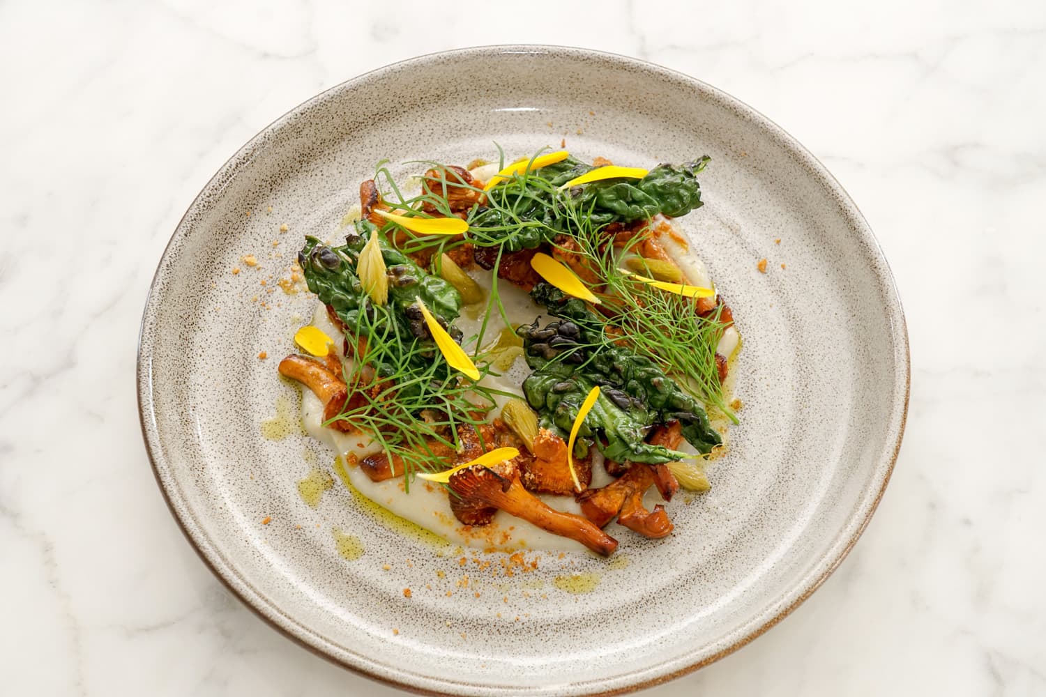 Bild på Smörstekta kantareller med jordärtskocka, inlagda granskott och svartkål