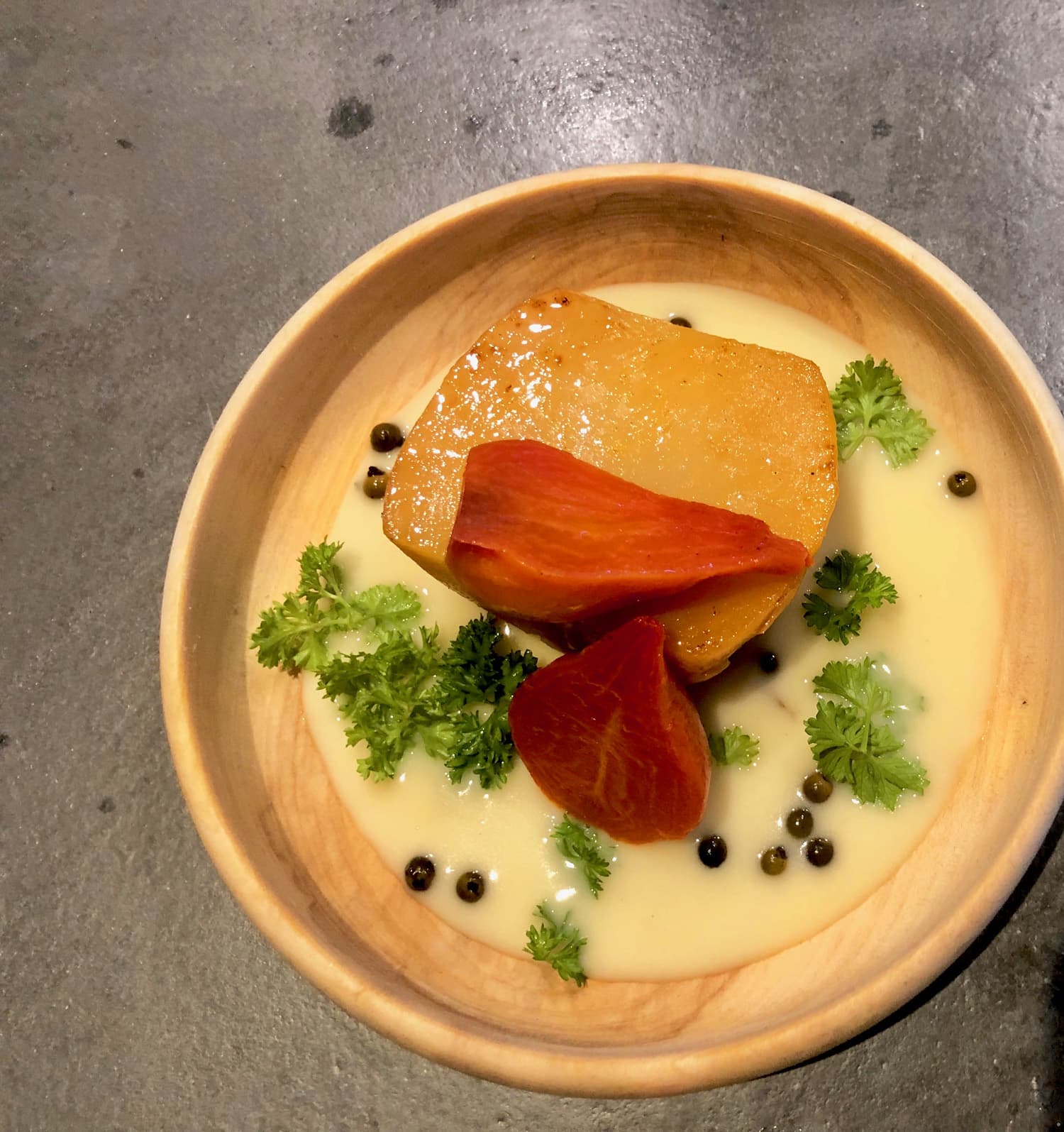 Bild på Kålrot, gula betor och sötsur sås med kapris och grönpeppar