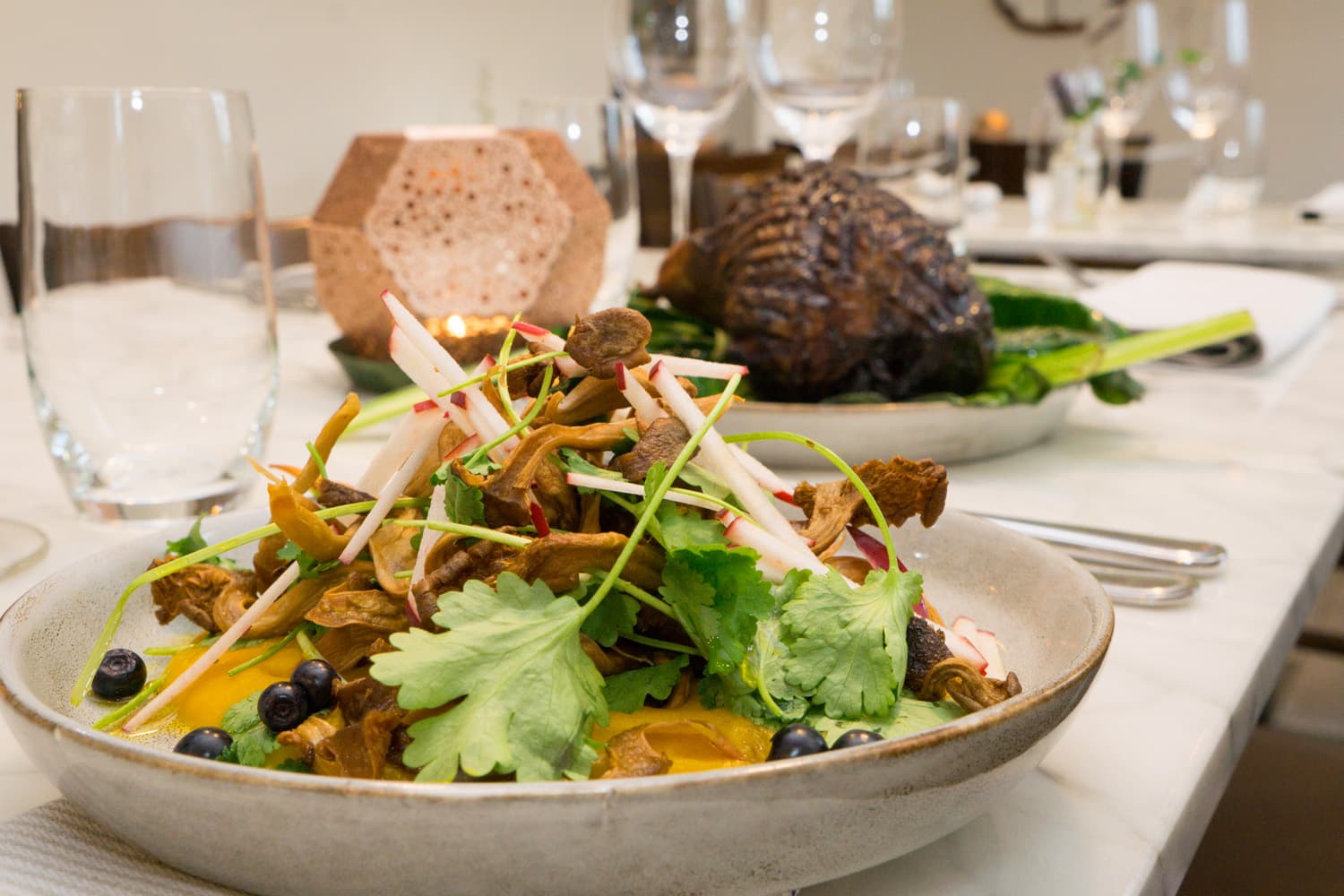 Pumpapuré med friterad ostronskivling, blåbär och krispigt äpple