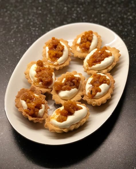 Mandelmusslor med hjortronmylta och vispad grädde