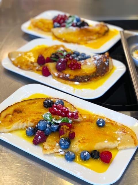 Bild på Veganska pannkakor med apelsinsås och bär