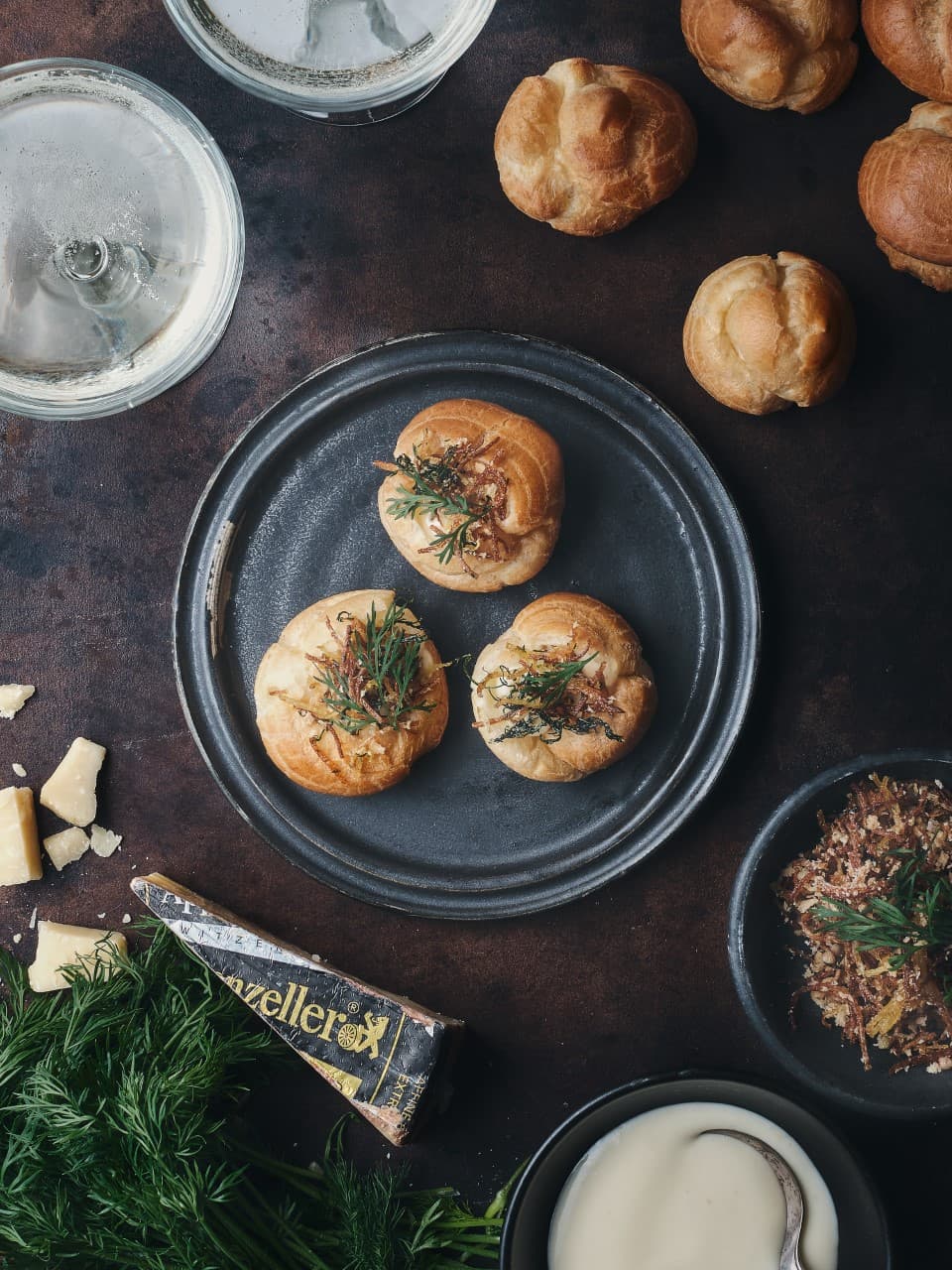 Pâte à choux med appenzeller-kräm och krispig potatis