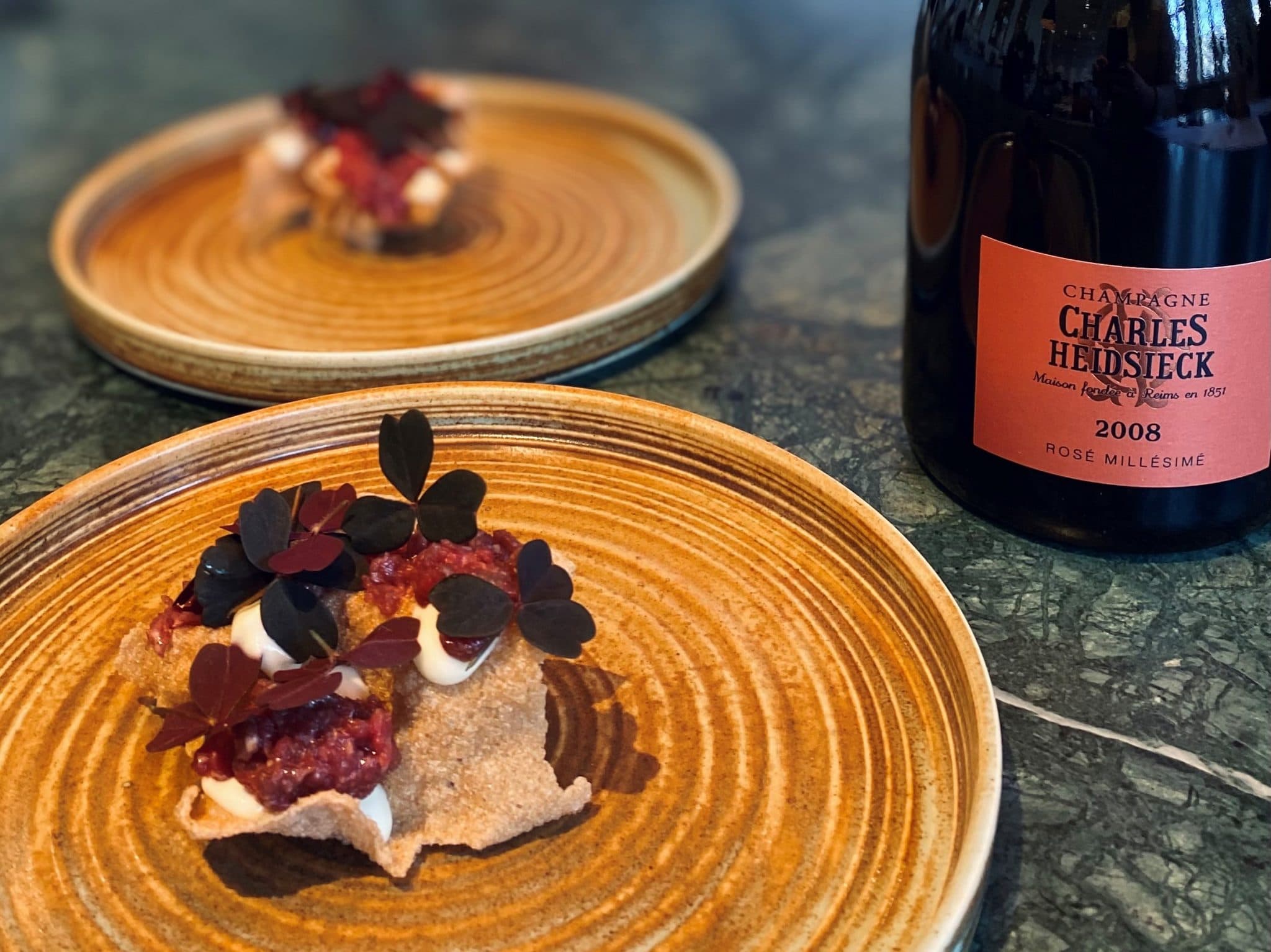 Bild på Hackat högrev med pepparolja, bovetechips, ostronemulsion och oxalis