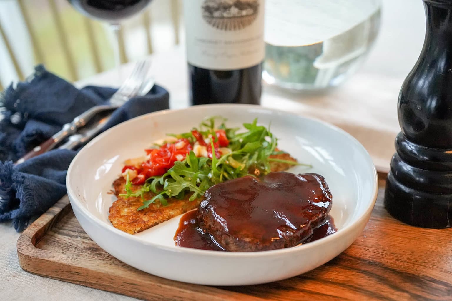 Bild på Kalvfilé med råraka, semitorkad tomat och rödvinssås