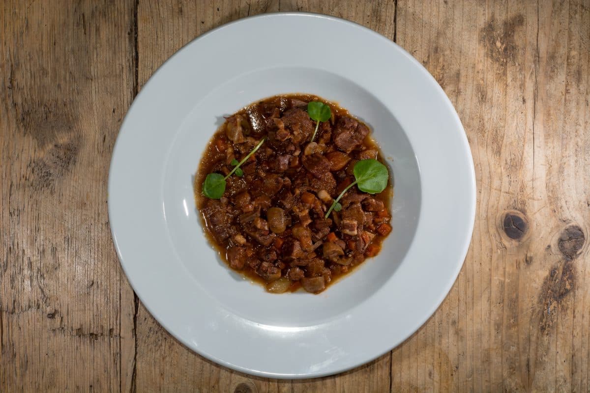 Mustig högrevsgryta med rödvin