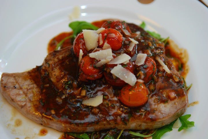 Grillad tonfisk med tomat- och dillvinägrett.