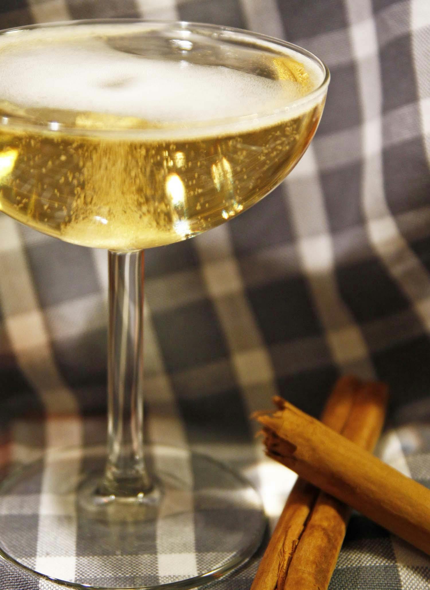 Champagnecocktail med Geijer glögglikör och Angostura Bitter - DinVinguide