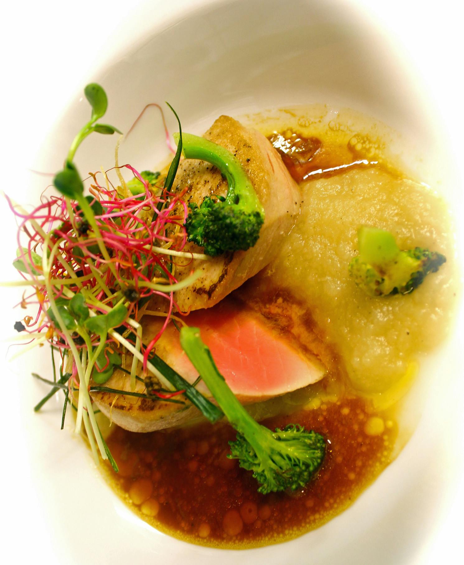 Halstrad tonfisk med bakad lökkräm, råstekt broccoli och brynt sojasmör