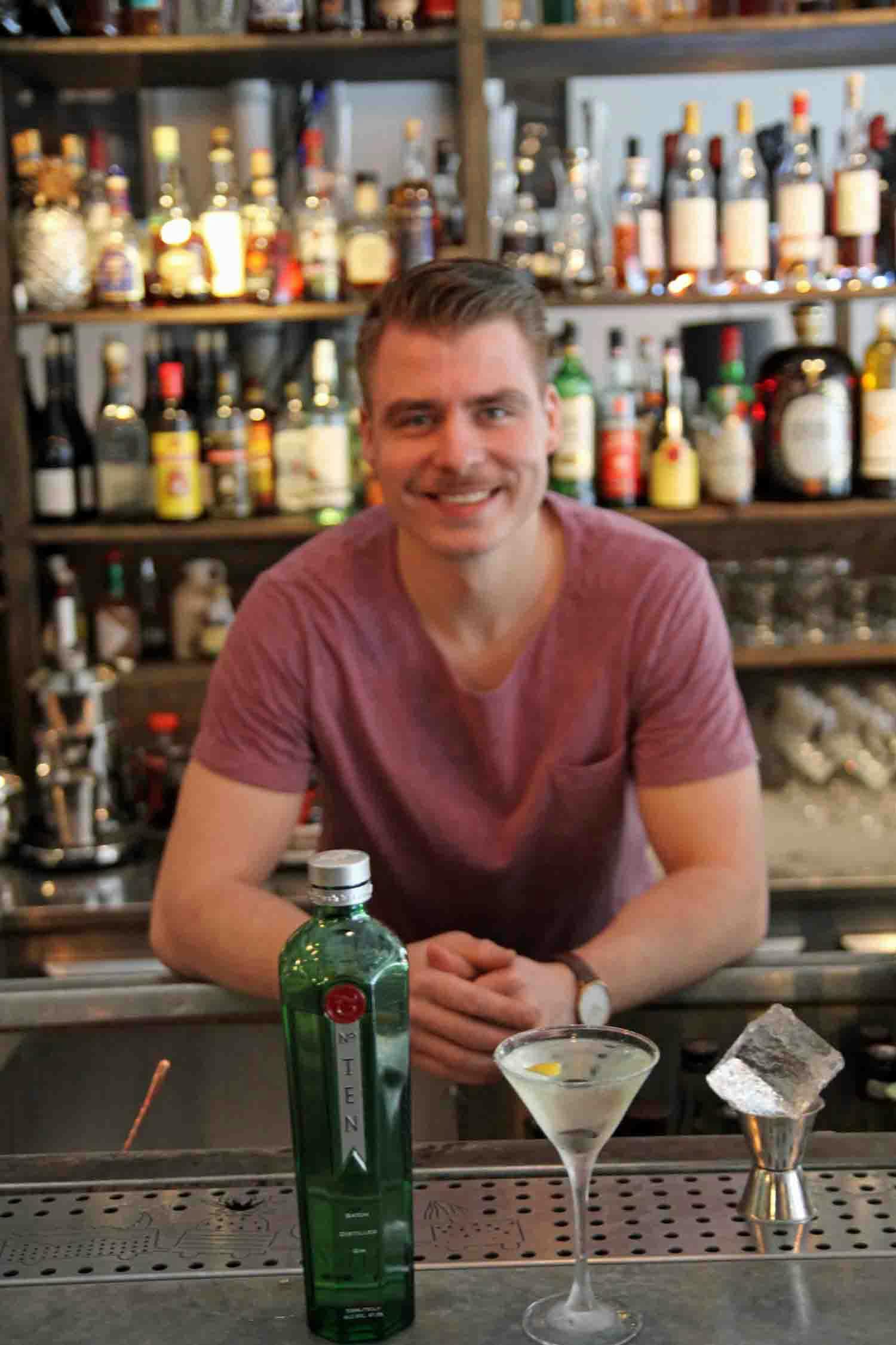 Cocktailfilm med Mattias Skoog från Linje Tio – Paycheck Martini med Tanqueray No Ten, limoncello och orange bitters