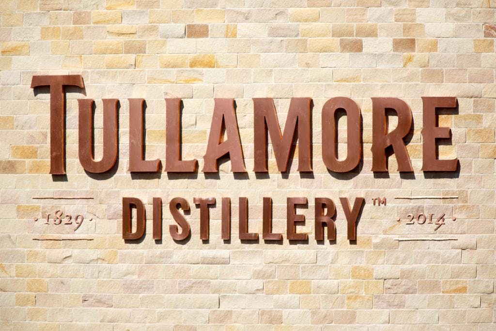 Irländsk whiskey inte längre i skuggan av skotsk. Historisk öppning av nytt destilleri i Tullamore.