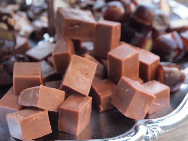 Fudge med smak av choklad och pistagenötter Fredrik Schelin