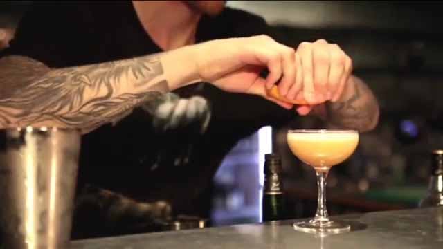 Cocktailfilm med Måns Borg - Sugar plum fairy med scotch, sherry och plommonsocker - DinVinguide