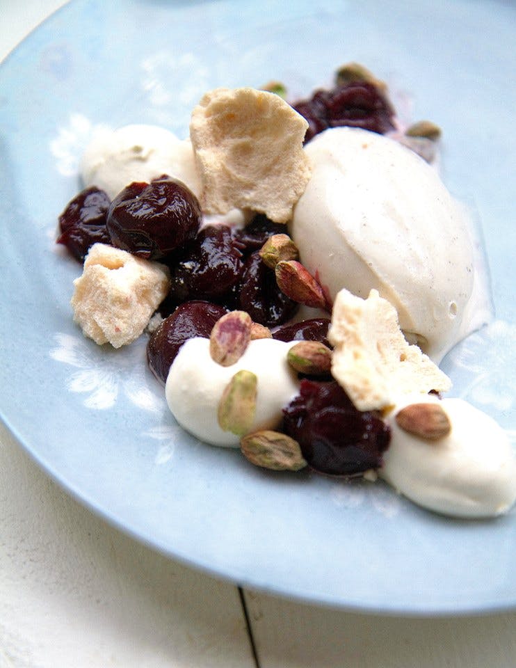 Varma körsbär med vaniljglass och pistagenötter
