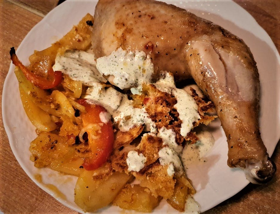 Piri piri kyckling på en bädd av ugnsgrillad potatis, paprika och lök
